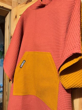 Měkké, hřejivé a absolutně pohodlné. 💛🧡 Tohle vaflové pončo je kousek, do kterého se ráno schováš a večer nechceš sundat....